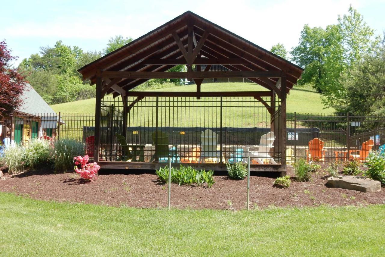 Inviting Sevierville Cabin With Deck And Hot Tub! Exterior photo
