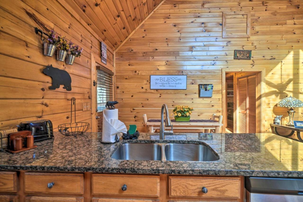 Inviting Sevierville Cabin With Deck And Hot Tub! Exterior photo